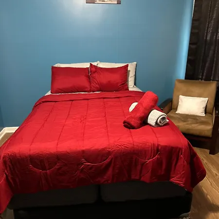 Fidelia Garnet Room, Queen Bed Minutes From Newark Liberty International Airport And Newark Penn Station